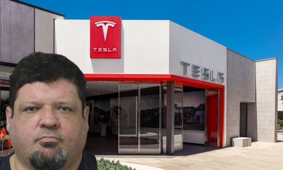 Homem é indiciado após atacar protestantes em frente à Tesla