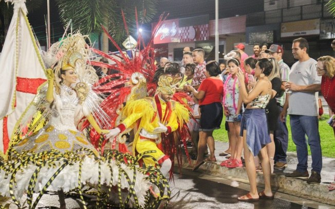 Desfile carnavalesco marca programação cultural em Trindade