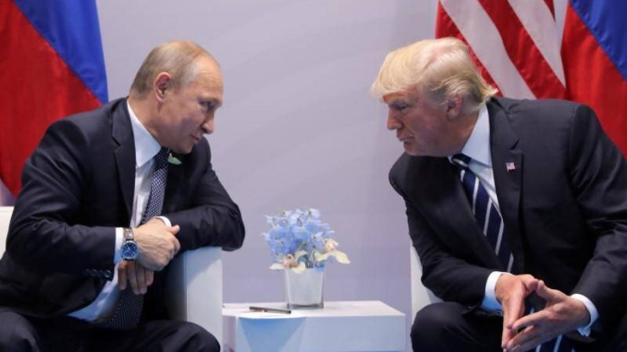 Donald Trump e Vladimir Putin se encontram pessoalmente pela primeira vez desde 2019