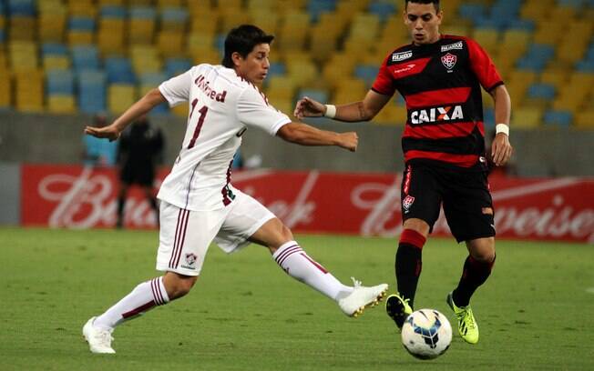 Conca arrisca passe em ataque do Fluminense contra o Vitória. Foto: Nelson Perez/FluminenseF.C.