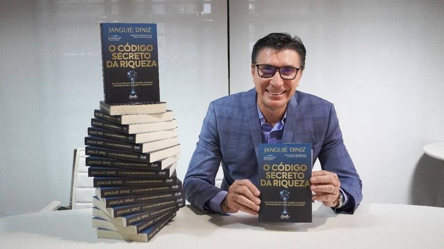 Janguiê Diniz realiza sessão de autógrafos de livro sobre criação de riqueza em Caruaru