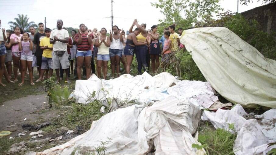 Corpos encontrados em área de mangue no Complexo do Salgueiro foram retirados pelos próprios moradores e envolvidos em lençóis brancos