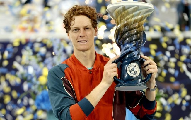 Jannik Sinner com o troféu do Masters 1000 de Cincinnati