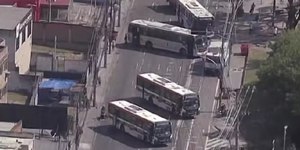Ônibus são sequestrados e usados de barricada na zona norte do RJ