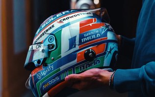 F1 em Ímola: Kimi Antonelli homenageia Ayrton Senna em capacete