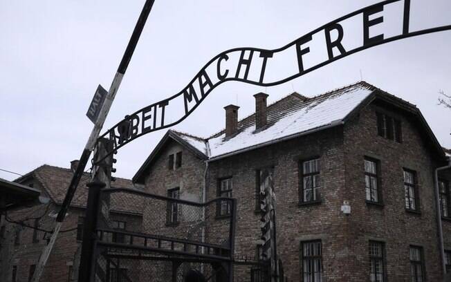 Entrada do antigo campo de concentração nazista de Auschwitz, onde o Chelsea quer levar torcedores antissemitas. Na frase, se lê, em alemão 