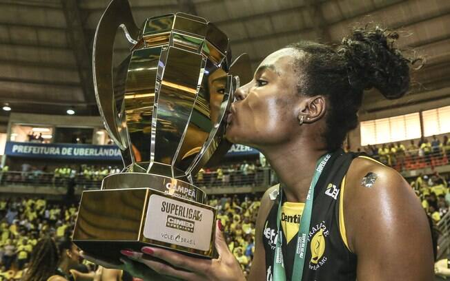 Dentil/Praia Clube vence Sesc RJ e é campeão da Superliga feminina