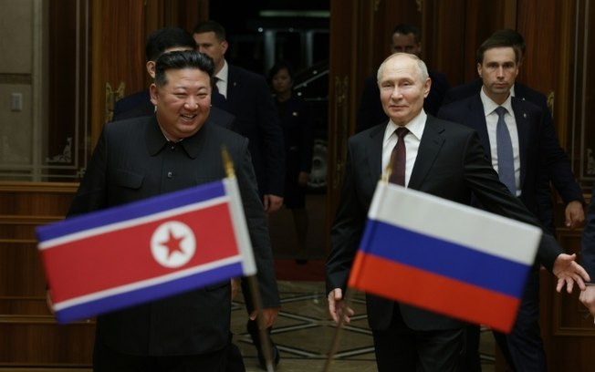 O líder norte-coreano Kim Jong Un (E) e o presidente russo, Vladimir Putin (D), durante a cerimônia de boas-vidas em Pyongyang