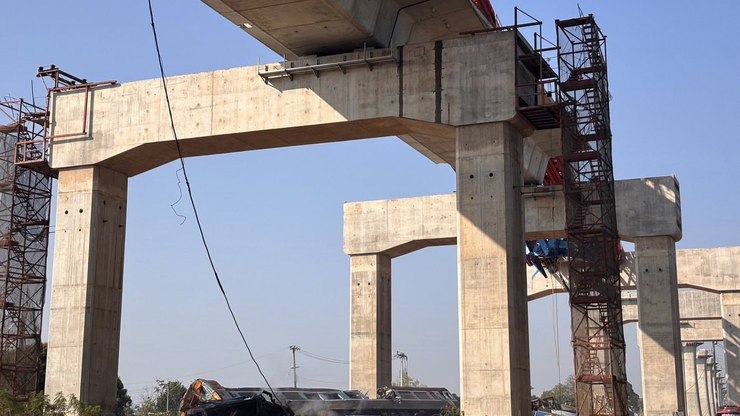 Queda de guindaste sobre trem na Tailândia deixa 12 mortos