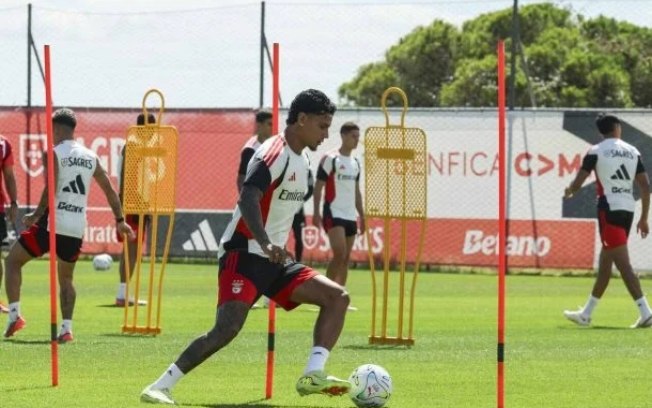 Jogadores do Benfica durante treinamento da equipe Jogadores do Benfica durante treinamento da equipe