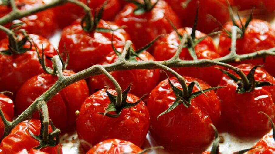 Os tomatinhos podem ser servidos com saladas, carnes, pães e massas