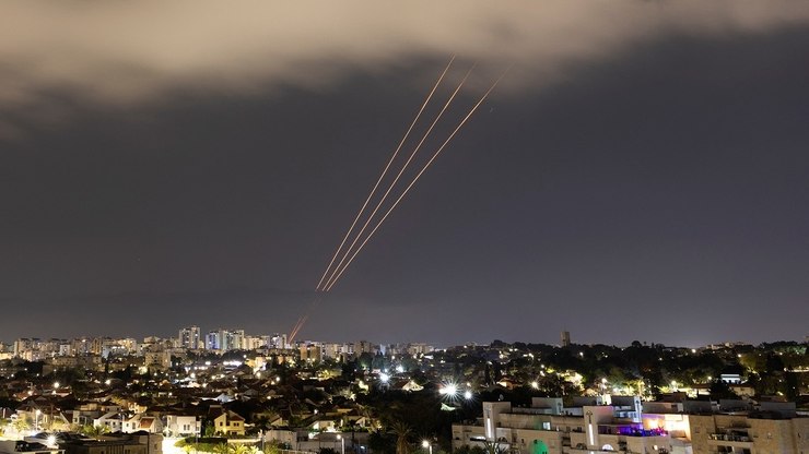Israel bombardeia Teerã após anúncio de avanço nuclear do Irã