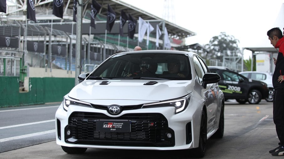 Toyota GR Corolla fez menos de uma volta em Interlagos, mas valeu a pena