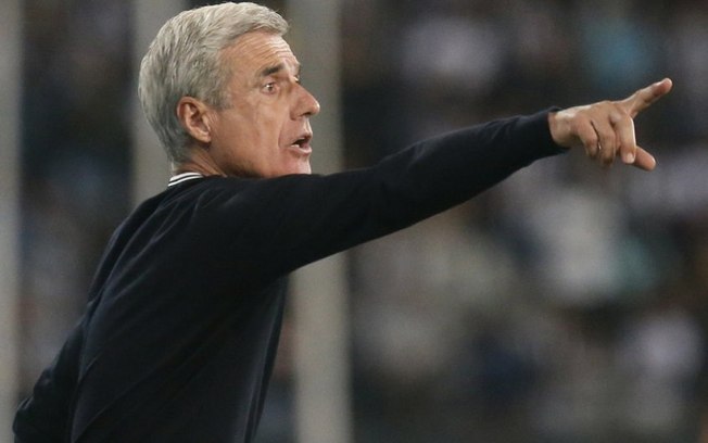 Luís Castro lamenta virada sofrida pelo Botafogo, mas justifica: 'Procuramos o segundo gol'