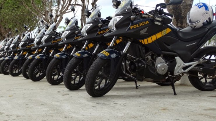 Jovem%20tenta%20furtar%20moto%20da%20PRF%20para%20%22farmar%20aura%22%20e%20%C3%A9%20preso