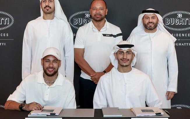 Neymar participa de cerimônia de assinatura do imóvel junto à cúpula mais alta da empresa