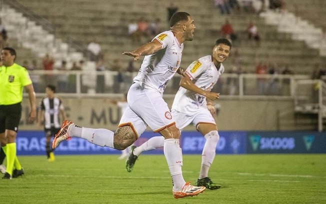 Fernandão fez os dois gols da vitória mineira