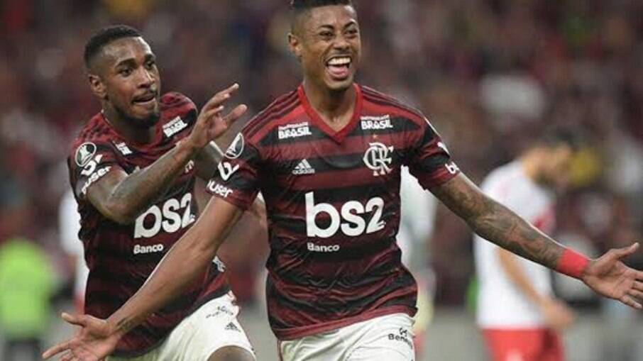 Bruno Henrique comemora gol ao lado de Gerson