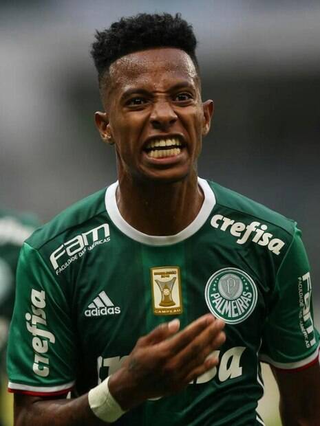 Tchê Tchê comemorando gol pelo Palmeiras