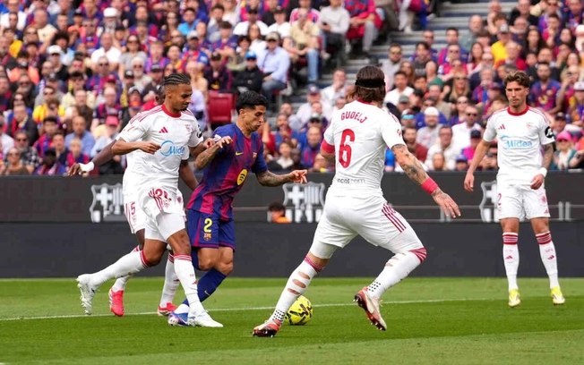 João Cancelo ficou livre no mercado e negocia em definitivo com o Barcelona