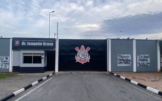 Torcedores do Corinthians penduram faixas de protesto no CT