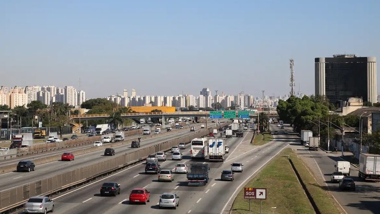 Dutra projeta tráfego de mais de 500 mil veículos até terça-feira