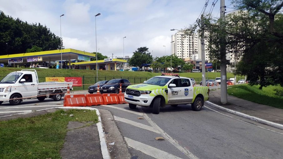 Para orientar motoristas e pedestres, duas viaturas e quatro agentes da Secretaria de Transportes e Mobilidade Urbana (STMU) estarão no local, que conta com monitoramento 24h por câmeras da Central de Inteligência Integrada de Guarulhos. Para orientar motoristas e pedestres, duas viaturas e quatro agentes da Secretaria de Transportes e Mobilidade Urbana (STMU) estarão no local, que conta com monitoramento 24h por câmeras da Central de Inteligência Integrada de Guarulhos.