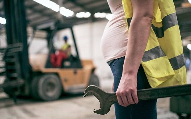 Trabalhadora grávida em indústria: dados apontam para aumento de mortes maternas por conta da Covid-19