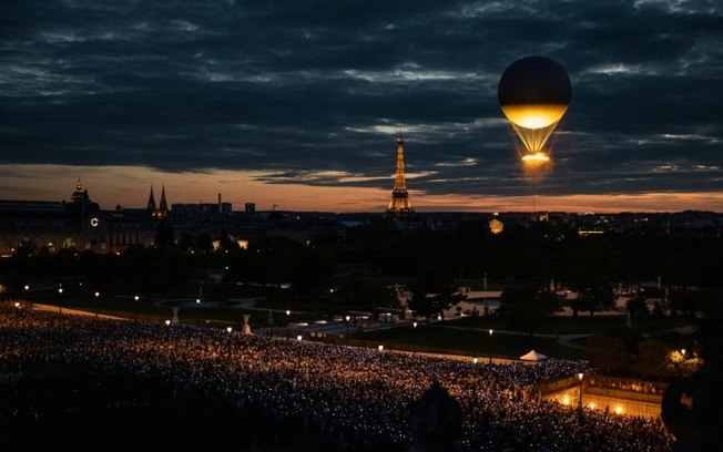 Foto tirada do Museu de Artes Decorativas onde se pode ver o balão com a pira olímpica nos Jardins das Tulherias, com a Torre Eiffel ao fundo, em Paris durante os Jogos Olímpicos, em 8 de agosto de 2024