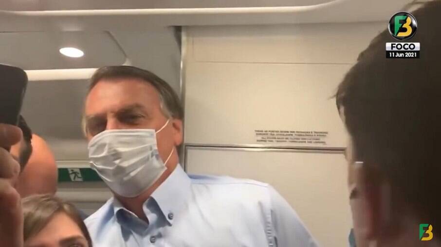 Presidente Jair Bolsonaro (sem partido) entra em avião comercial e recebe gritos de 