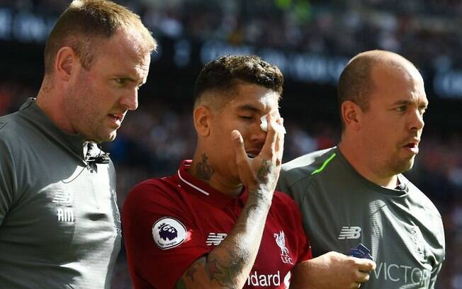 Roberto Firmino levou dedada no olho esquerdo e técnico do Liverpool não o confirmou na estreia da Champions