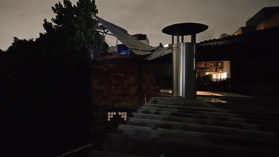 Telhas voaram e atingiram residência próxima, mas não houve feridos Telhas voaram e atingiram residência próxima, mas não houve feridos