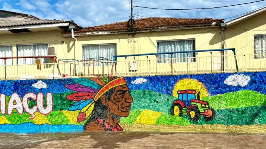 Mural feito com tampinhas plásticas no projeto 