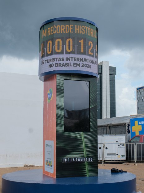 Turismômetro instalado em frente a Biblioteca Nacional de Brasília - DF