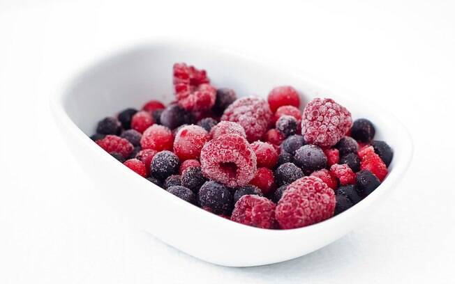 Você pode congelar morangos ou frutas silvestres inteiras ou em forma de polpa