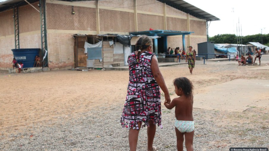Comunidade warao enfrenta dificuldade em abrigo improvisado em Roraima