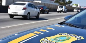 PRF prende 9 pessoas na Dutra durante romaria para Aparecida