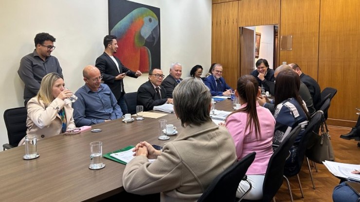 Louveira pede novas escolas e ampliação da frota ao Estado