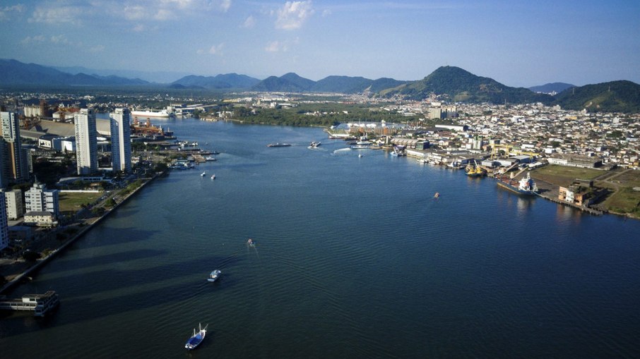 Canal de entrada do Porto de Santos, o maior do hemisfério sul