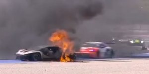 Piloto sai ileso de Lamborghini em chamas após acidente; assista
