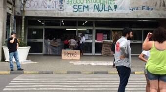 Com universidade e estado em crise, volta às aulas é adiada pela 5ª vez