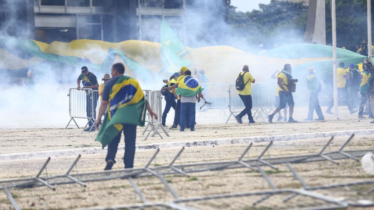 Atos golpistas: Moraes manda soltar 90 presos do 8 de janeiro