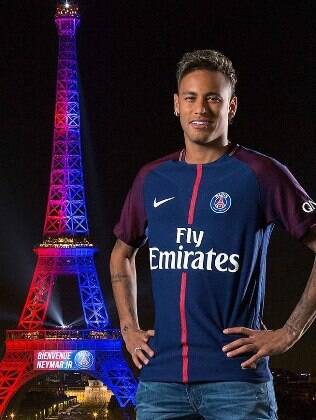 Neymar já foi apresentado ao PSG, mas ainda não sabe se estreia no domingo