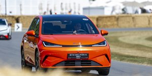 BYD Dolphin G híbrido mira posto de plug-in mais barato do Brasil