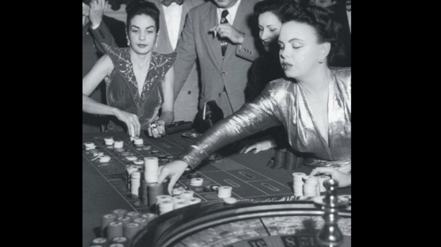 Uma mesa de jogo em um cassino brasileiro durante o período em que os jogos de azar faziam parte da vida noturna e do circuito de entretenimento do país. Uma mesa de jogo em um cassino brasileiro durante o período em que os jogos de azar faziam parte da vida noturna e do circuito de entretenimento do país.