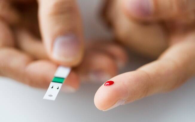 Uma das ferramentes que ajuda a controlar a diabetes é a medição do índice de glicemia no sangue