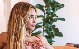 Lucy Alves posa de lingerie rosa e recebe elogios nas redes