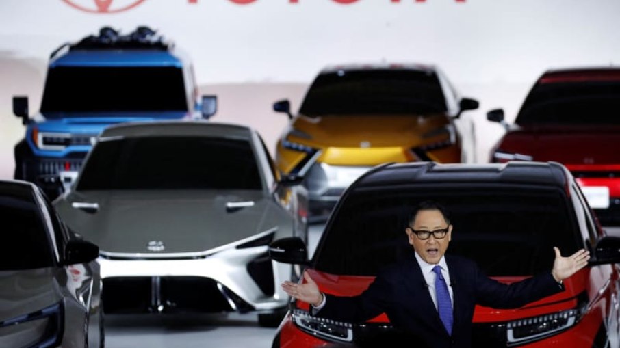 Presidente mundial da Toyota, Akio Toyoda, mostra os modelos elétricos da marca 