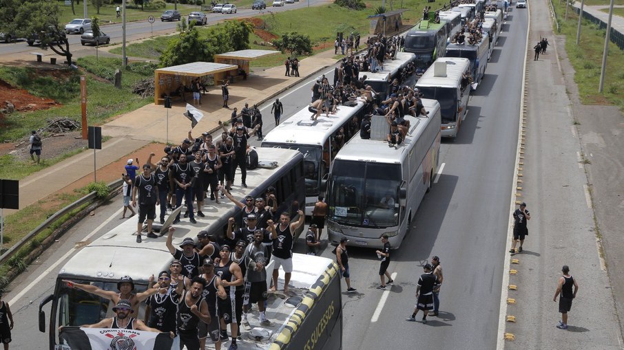 Torcida do Corinthians foi a Brasília em cerca de 110 ônibus Torcida do Corinthians foi a Brasília em cerca de 110 ônibus