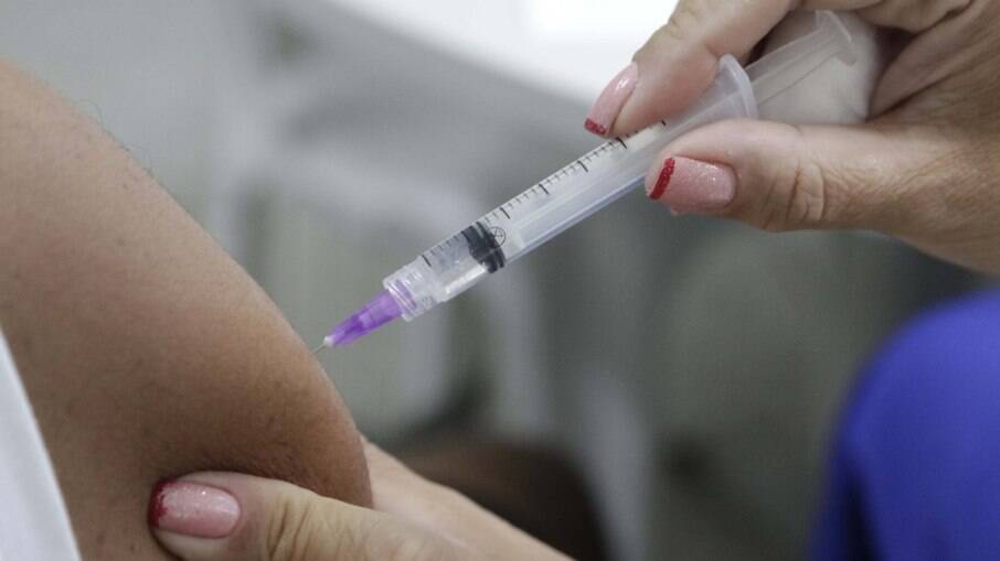 Governo determinou que empresas não podem demitir em caso de falta de vacinação contra a Covid-19 